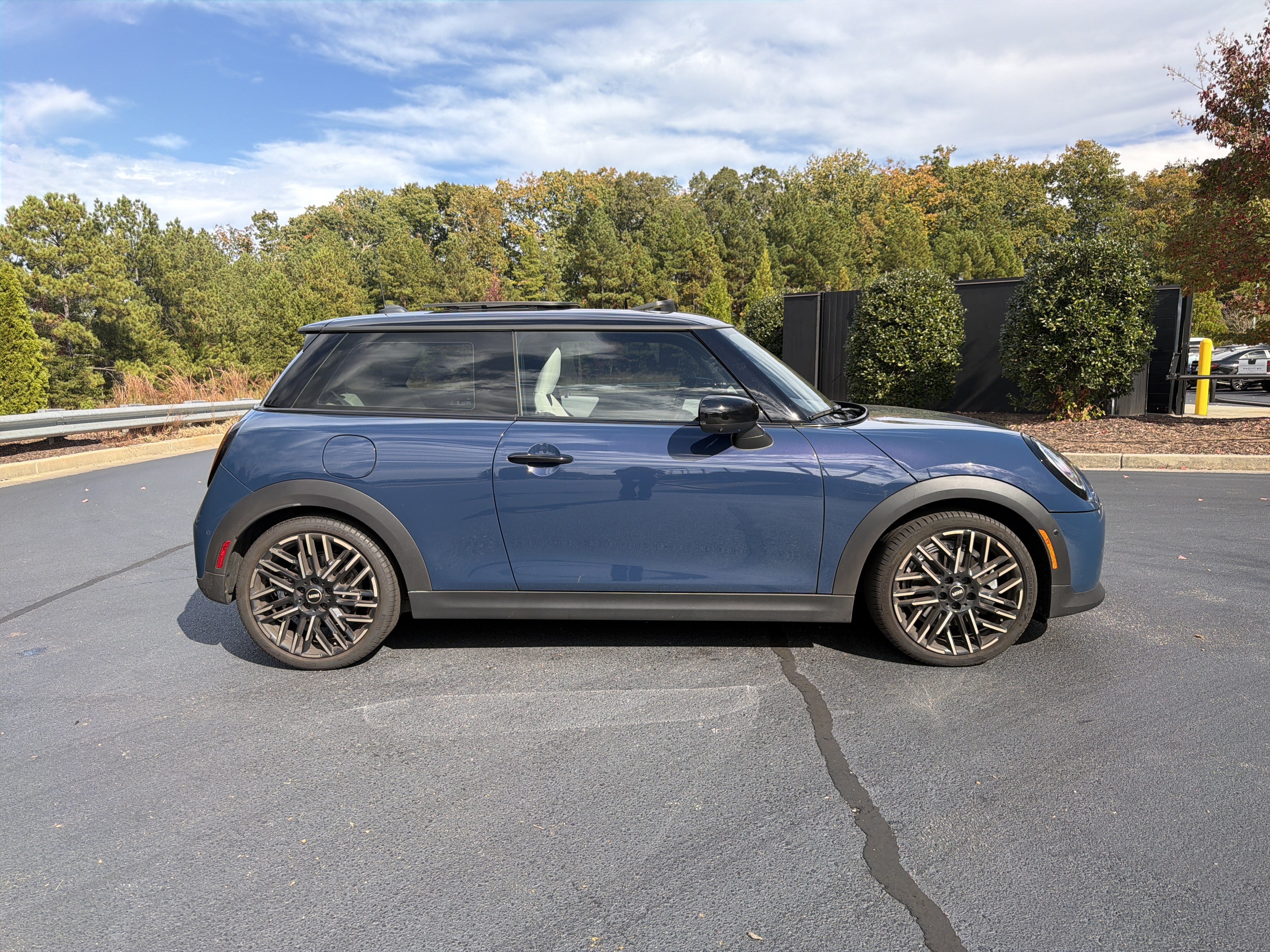 Used 2025 MINI Cooper 2-Door Hardtop FWD image 5