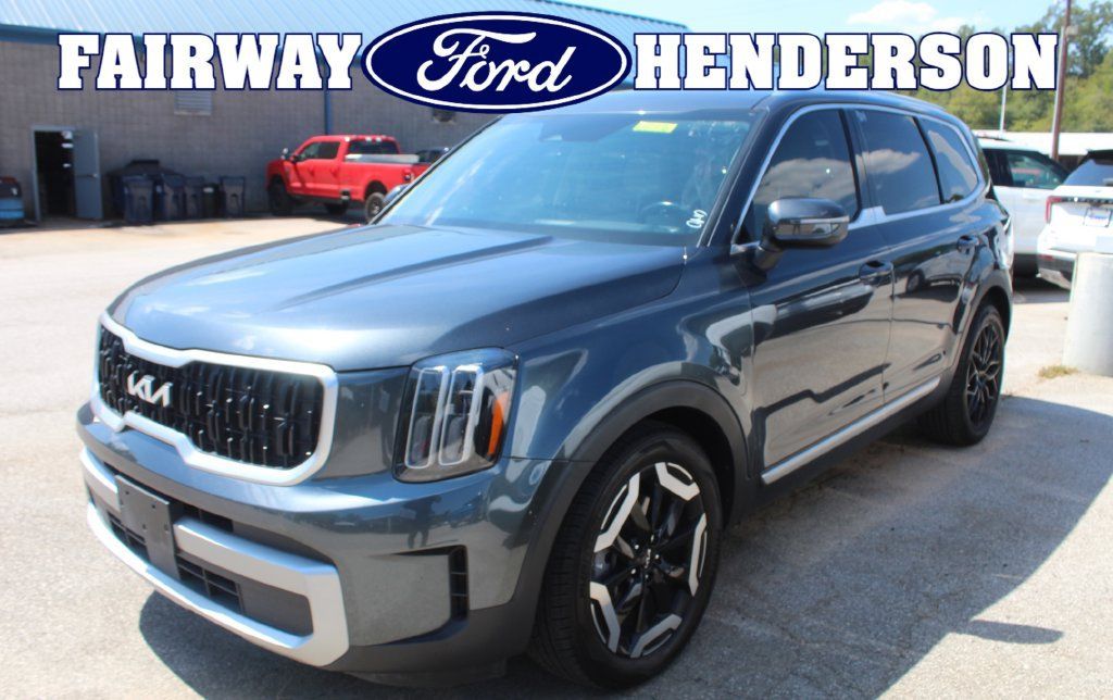 Used 2023 Kia Telluride EX w/ EX Captain's Chair Package FWD image 1