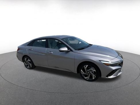 Used 2025 Hyundai Elantra Limited image 2