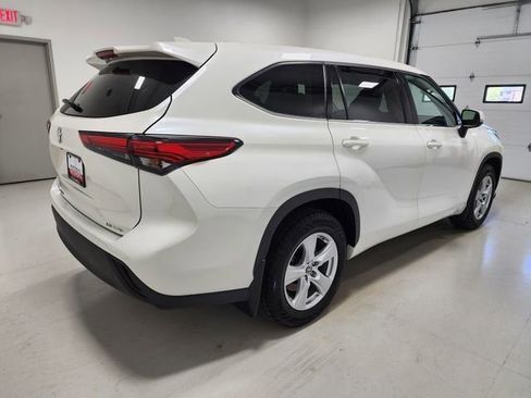 Used 2021 Toyota Highlander LE AWD/4WD image 6
