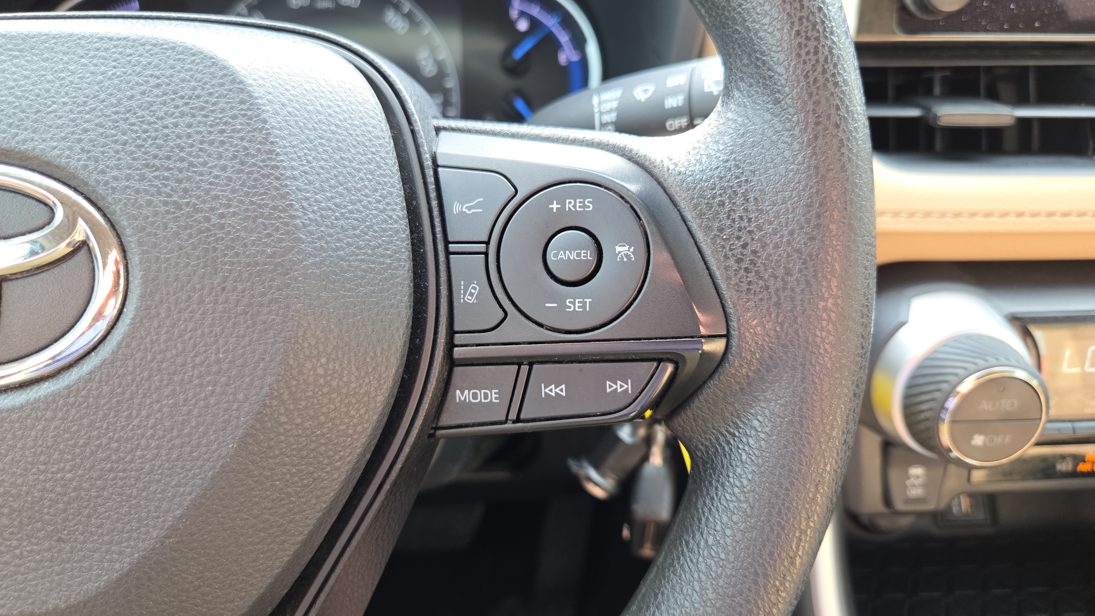 Used 2024 Toyota RAV4 LE AWD/4WD image 26