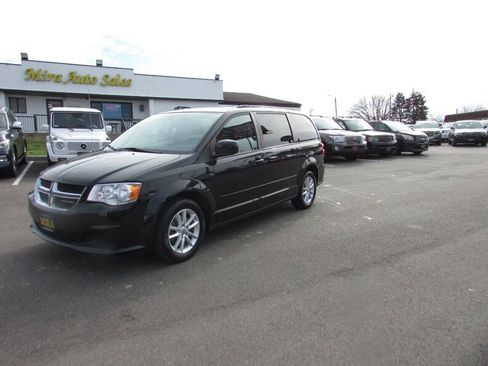 Used 2015 Dodge Grand Caravan SXT image 2