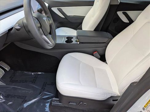 Used 2022 Tesla Model Y Long Range image 11