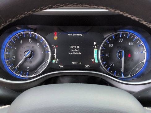 Used 2023 Chrysler Pacifica Touring-L image 21