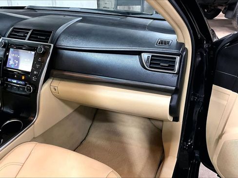 Used 2017 Toyota Camry XLE image 18