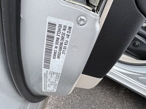 Used 2024 Chrysler Pacifica Touring-L FWD image 25