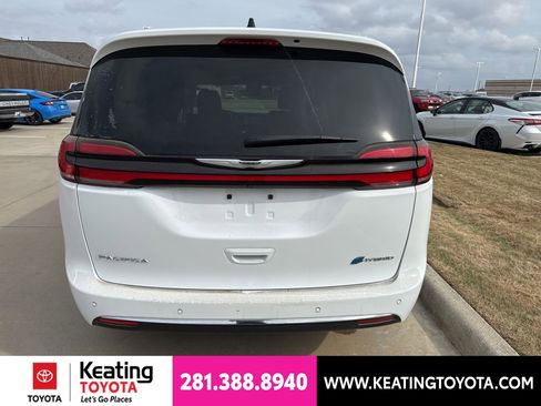 Used 2024 Chrysler Pacifica Limited FWD image 6
