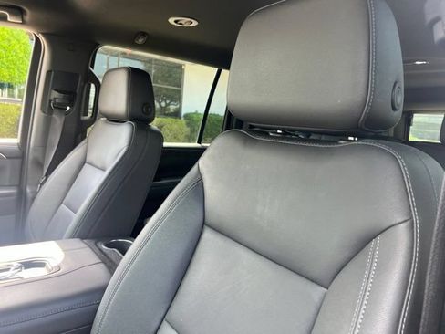Used 2022 Chevrolet Suburban Z71 w/ Luxury Package AWD/4WD image 6