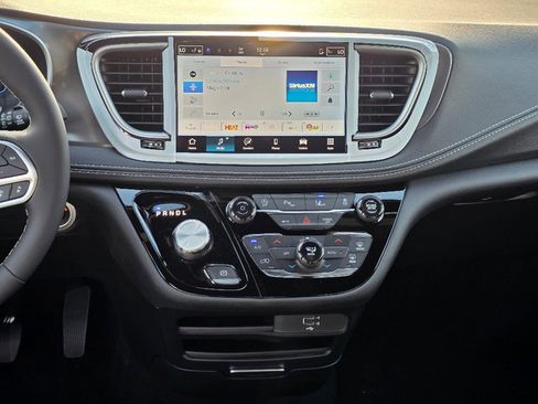 New 2026 Chrysler Pacifica Select image 3