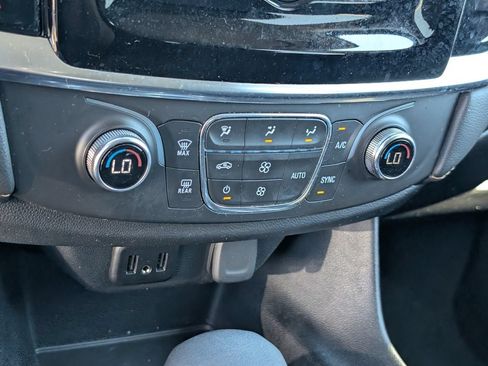 Used 2021 Chevrolet Traverse LS FWD image 17