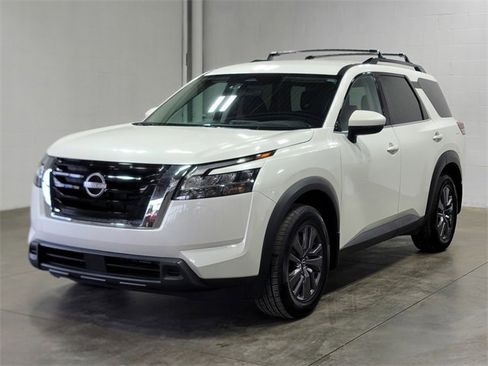 Used 2022 Nissan Pathfinder SV image 2