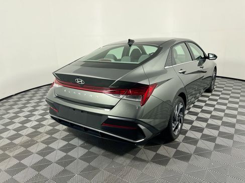 Used 2025 Hyundai Elantra SEL image 3