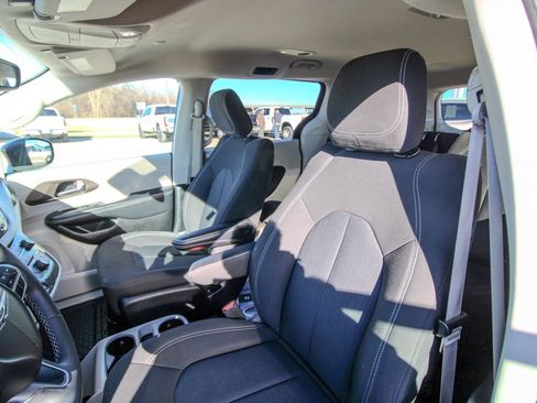 Used 2023 Chrysler Voyager LX image 14