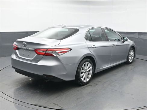 Used 2020 Toyota Camry LE image 5