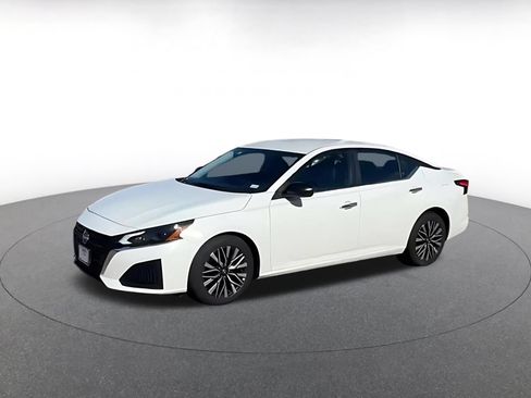 Used 2025 Nissan Altima 2.5 SV FWD image 8