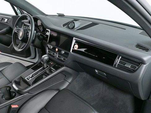 Certified 2025 Porsche Macan image 28