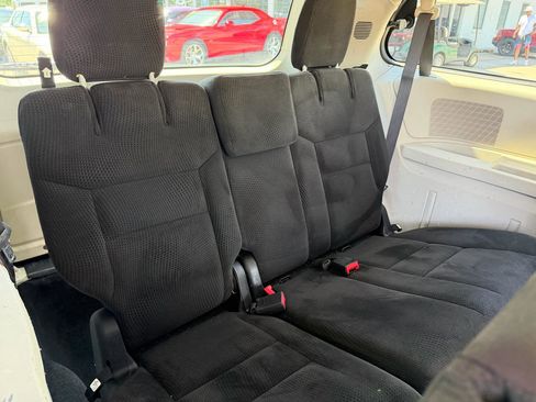 Used 2016 Dodge Grand Caravan SXT FWD image 11