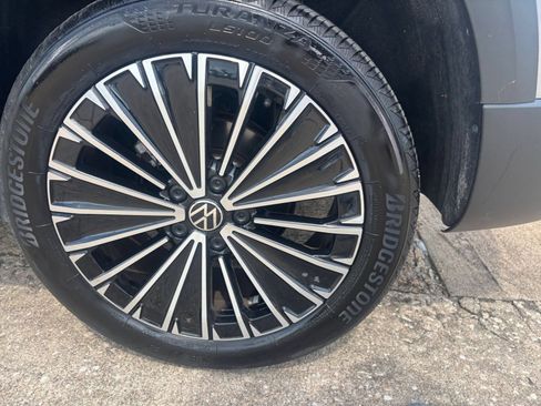 Used 2025 Volkswagen Taos SE FWD image 31