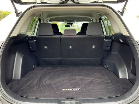 Used 2019 Toyota RAV4 LE image 34