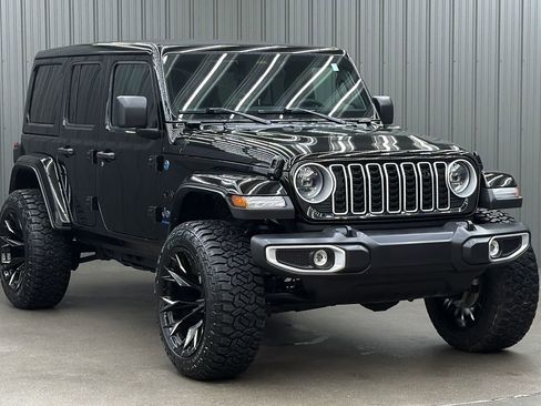 Used 2025 Jeep Wrangler Unlimited Sahara w/ Safety Group image 7