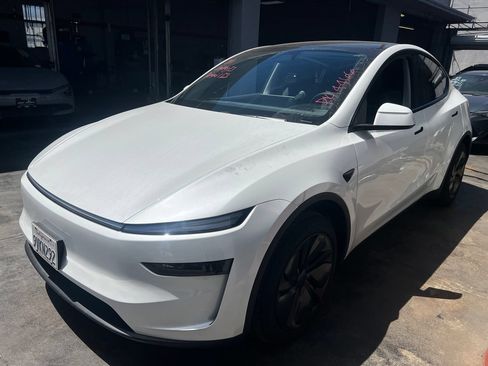 Used 2026 Tesla Model Y 2WD image 2