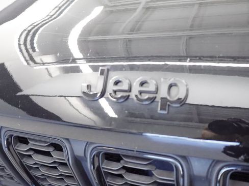 Certified 2023 Jeep Grand Cherokee Limited w/ Black Appearance Package AWD/4WD image 13