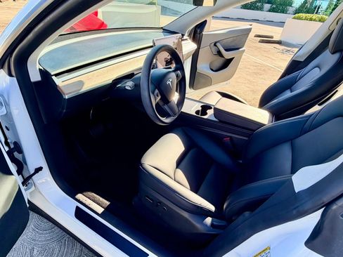Used 2023 Tesla Model Y AWD image 25