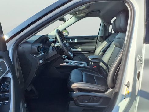 Used 2020 Ford Explorer XLT w/ Equipment Group 202A AWD/4WD image 14