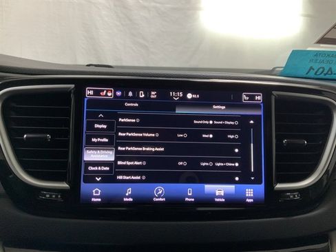 Used 2023 Chrysler Pacifica Touring-L image 36