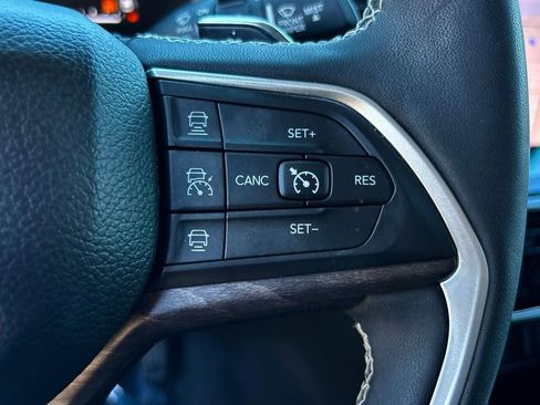 Used 2023 Jeep Grand Cherokee Limited w/ Black Appearance Package image 15