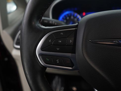 Used 2020 Chrysler Pacifica Touring-L Plus image 18