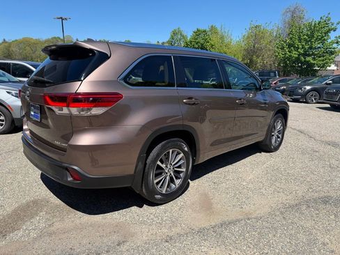 Used 2018 Toyota Highlander XLE AWD/4WD image 6