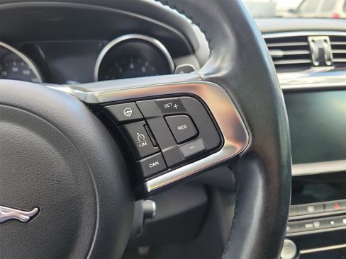Used 2018 Jaguar F-PACE Prestige image 18
