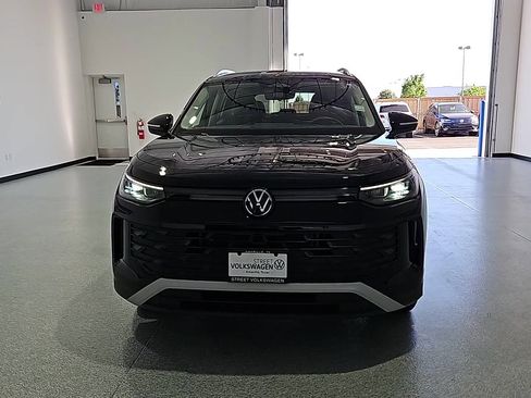 Used 2025 Volkswagen Tiguan SE FWD image 3