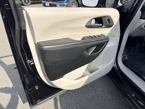 Used 2024 Chrysler Pacifica Touring-L image 20