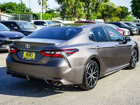 Used 2023 Toyota Camry SE image 4