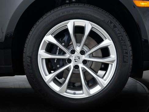 Certified 2025 Porsche Macan image 11