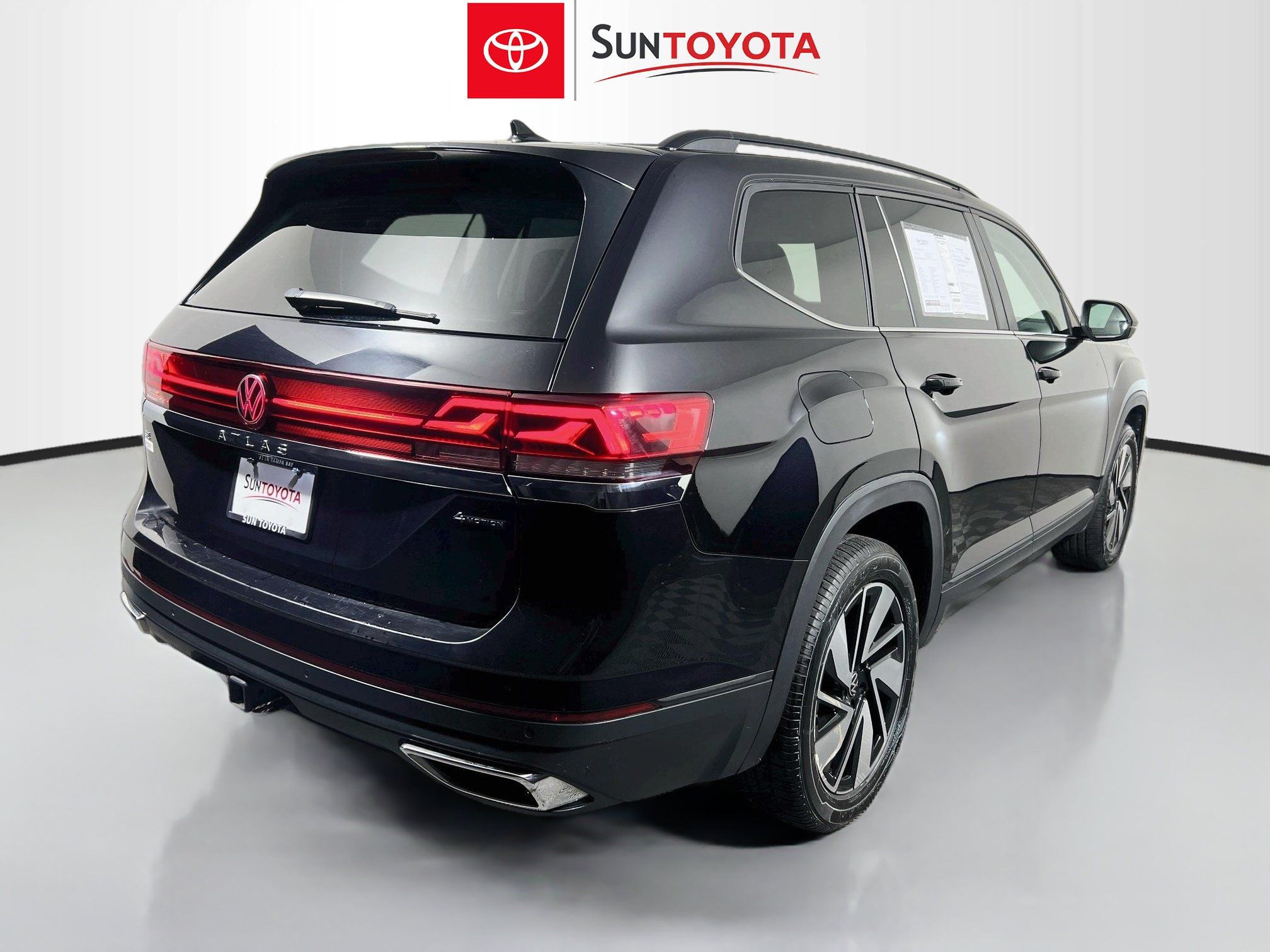 Used 2024 Volkswagen Atlas SE AWD/4WD image 4
