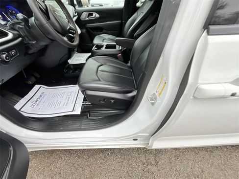 Used 2024 Chrysler Pacifica Touring-L w/ S Appearance Package image 12