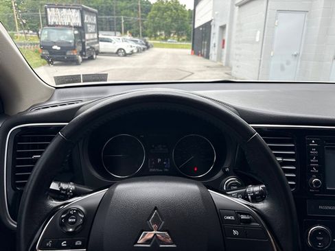 Used 2016 Mitsubishi Outlander SE AWD/4WD image 9
