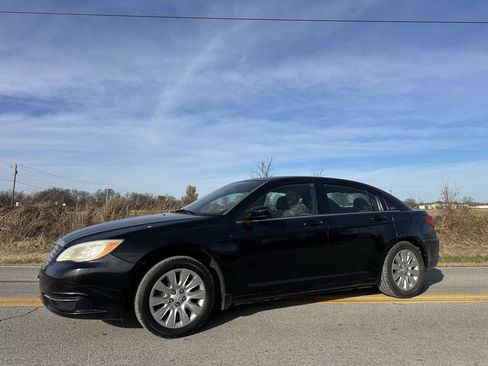 Used 2014 Chrysler 200 LX image 2