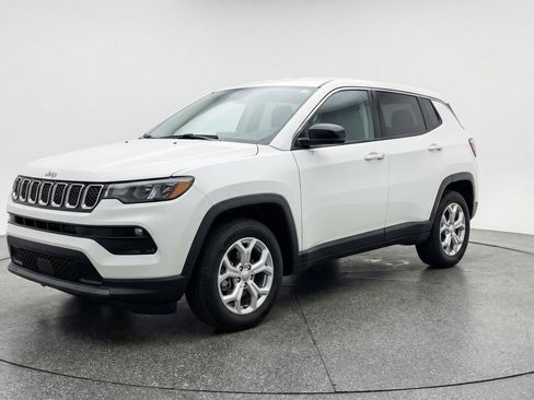 Used 2025 Jeep Compass Latitude AWD/4WD image 3