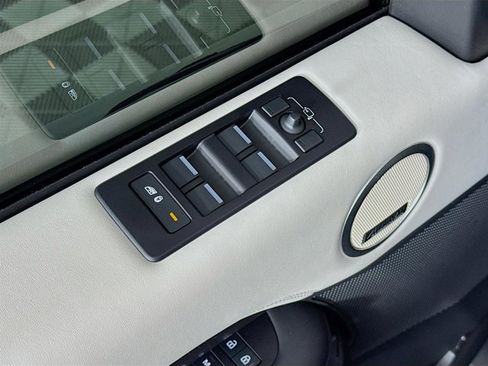 Used 2024 Land Rover Discovery Metropolitan Edition image 20