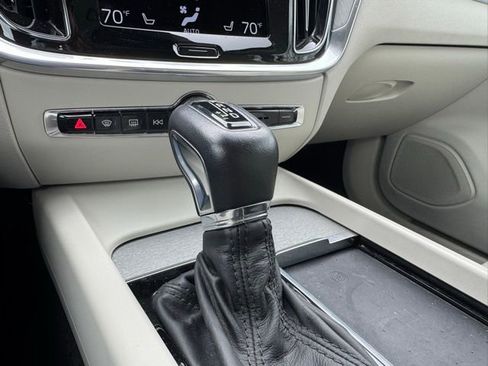 Used 2021 Volvo S60 T5 Inscription image 11