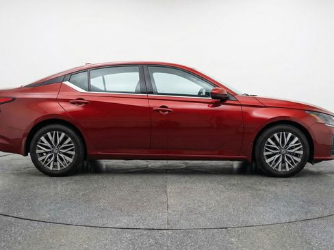 Used 2025 Nissan Altima 2.5 SV image 11