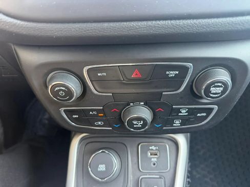 Used 2019 Jeep Compass Latitude w/ Cold Weather Group AWD/4WD image 16