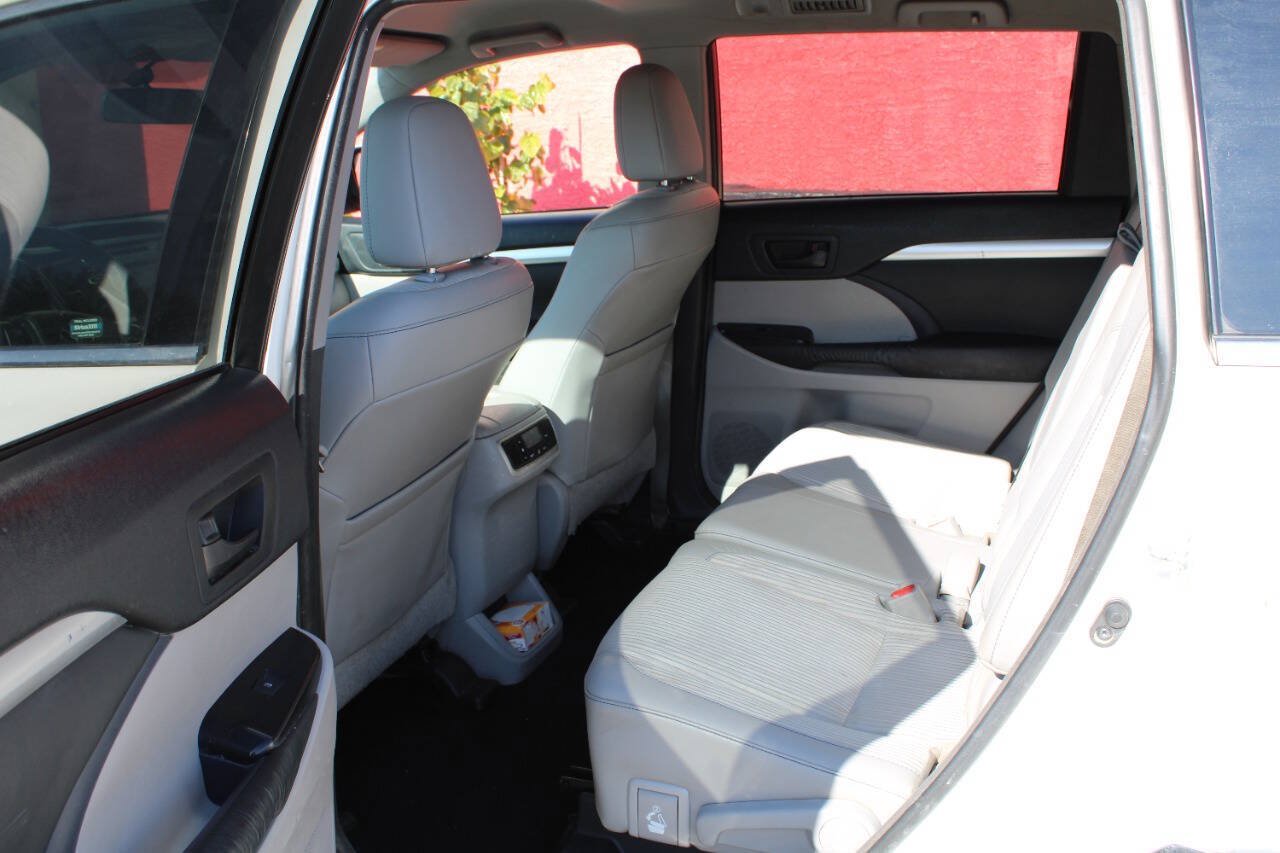 Used 2015 Toyota Highlander Plus AWD/4WD image 12
