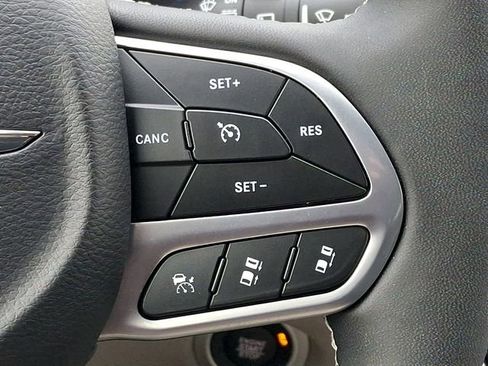 Used 2023 Chrysler Pacifica Touring-L image 20