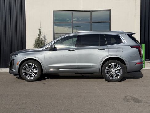 Used 2023 Cadillac XT6 Premium Luxury image 2