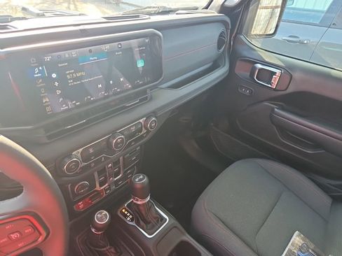 Used 2025 Jeep Wrangler Rubicon image 3